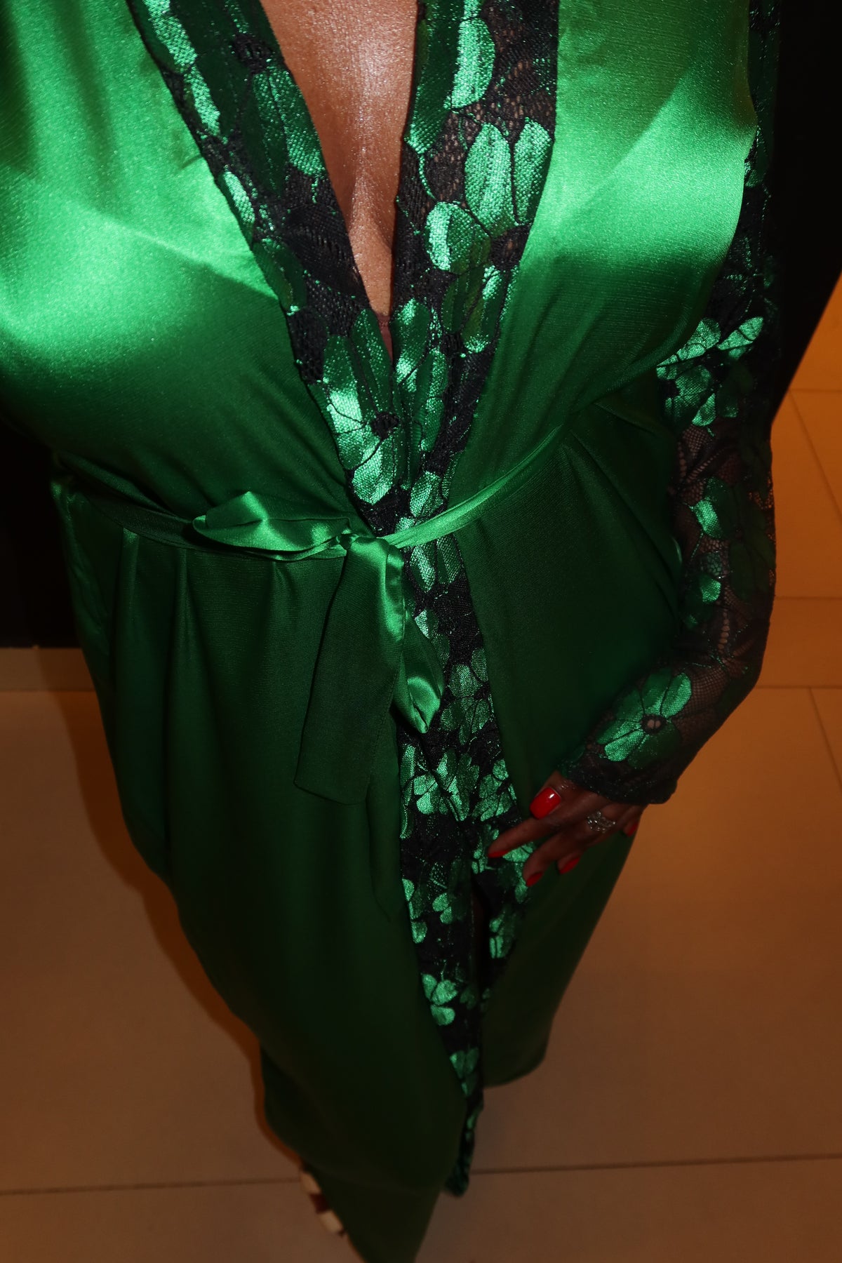 Kimono Eden, look complet avec escarpins noirs – Malkia Studio