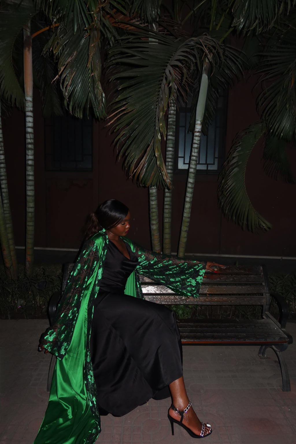 Kimono Eden en mouvement, satin de soie vert émeraude – Malkia Studio