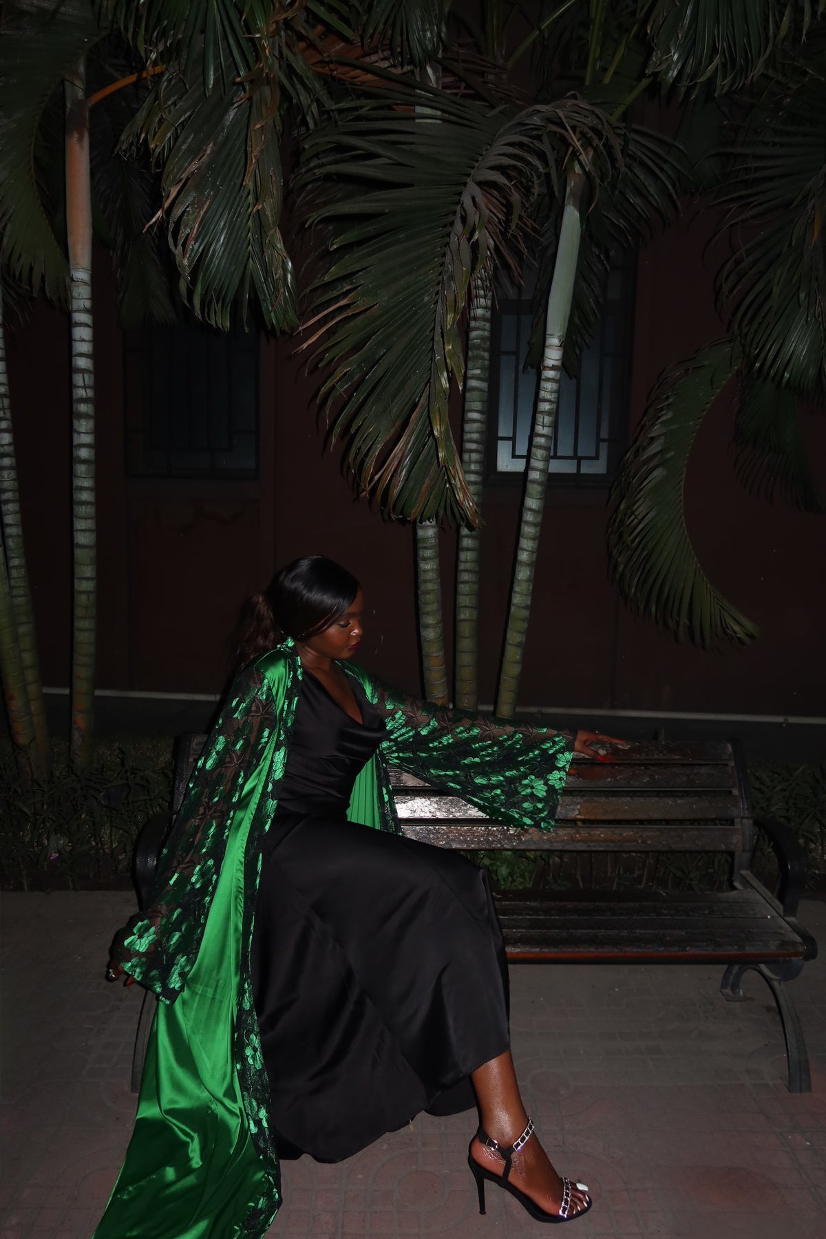 Kimono Eden en mouvement, satin de soie vert émeraude – Malkia Studio