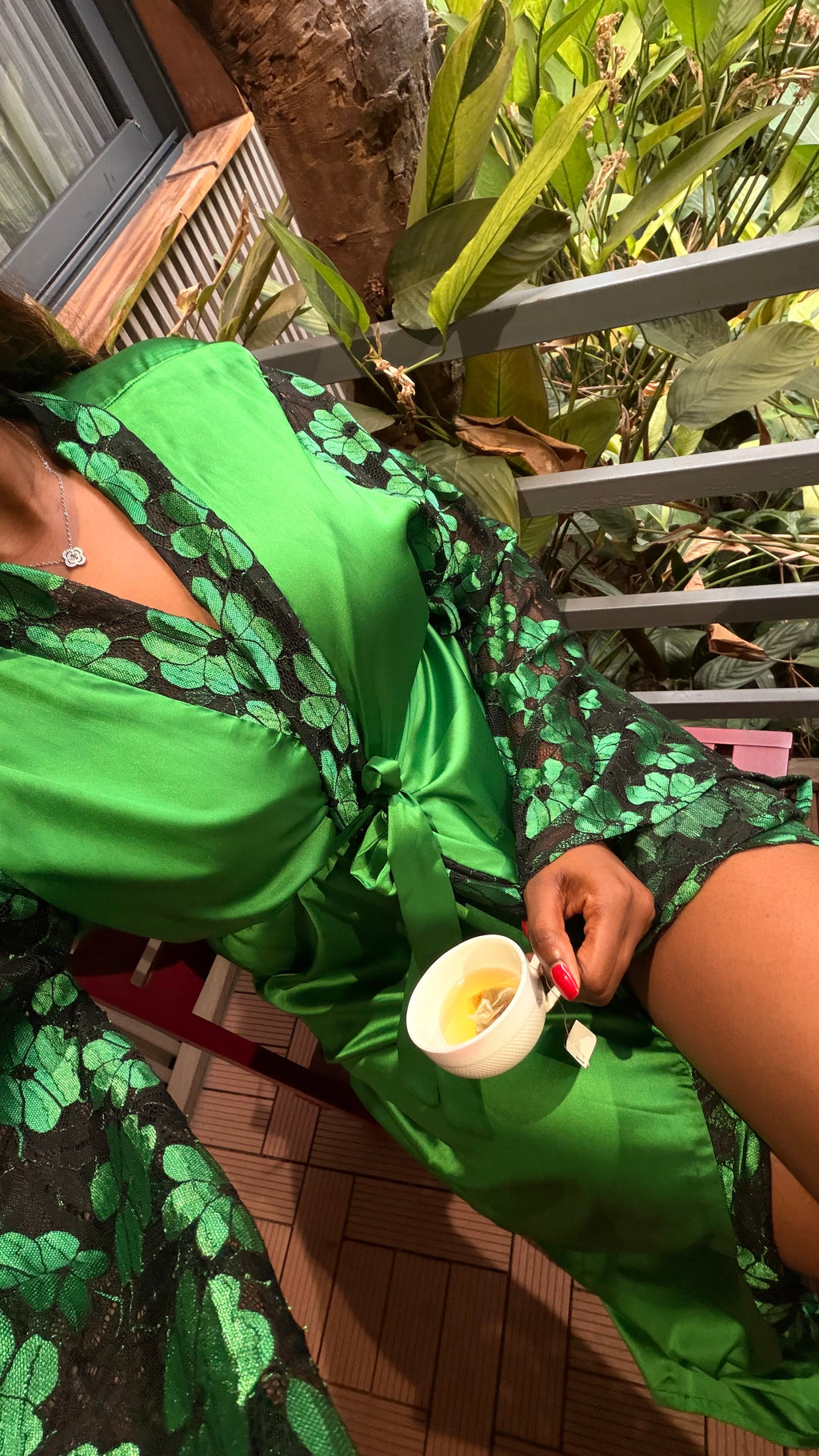 Kimono Eden en satin vert, matin en terrasse – Malkia Studio