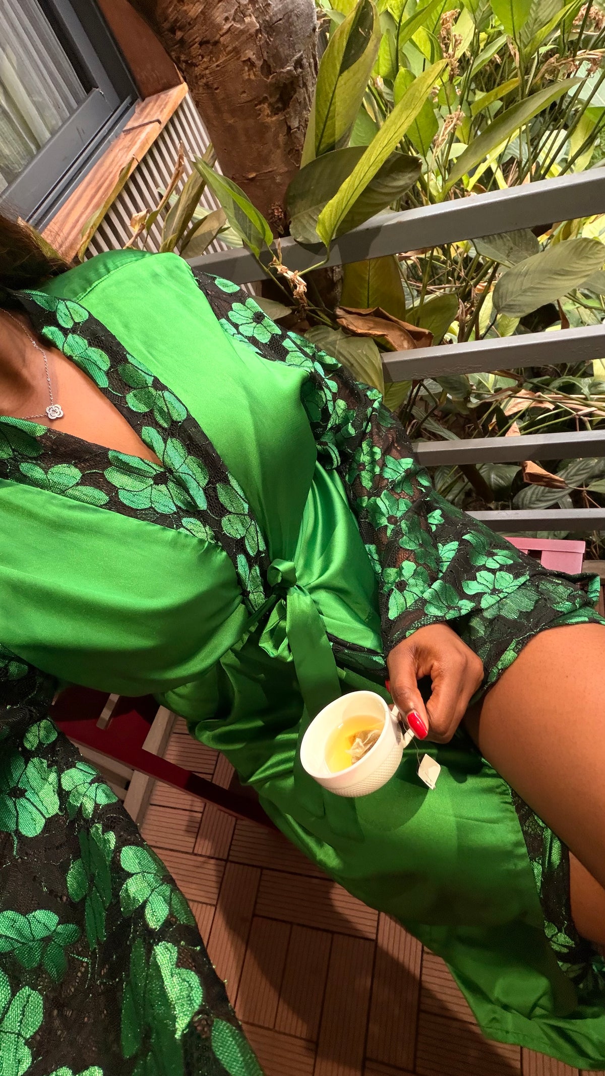 Kimono Eden en satin vert, matin en terrasse – Malkia Studio