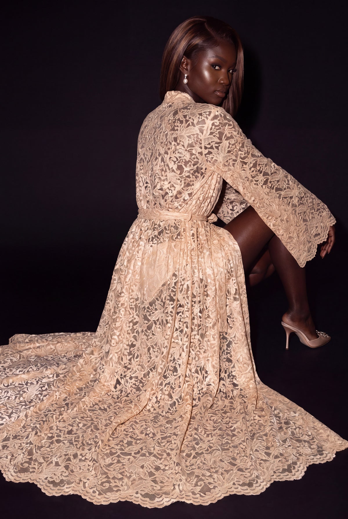 Kimono Marie de dos, traîne de dentelle étalée au sol – Malkia Studio